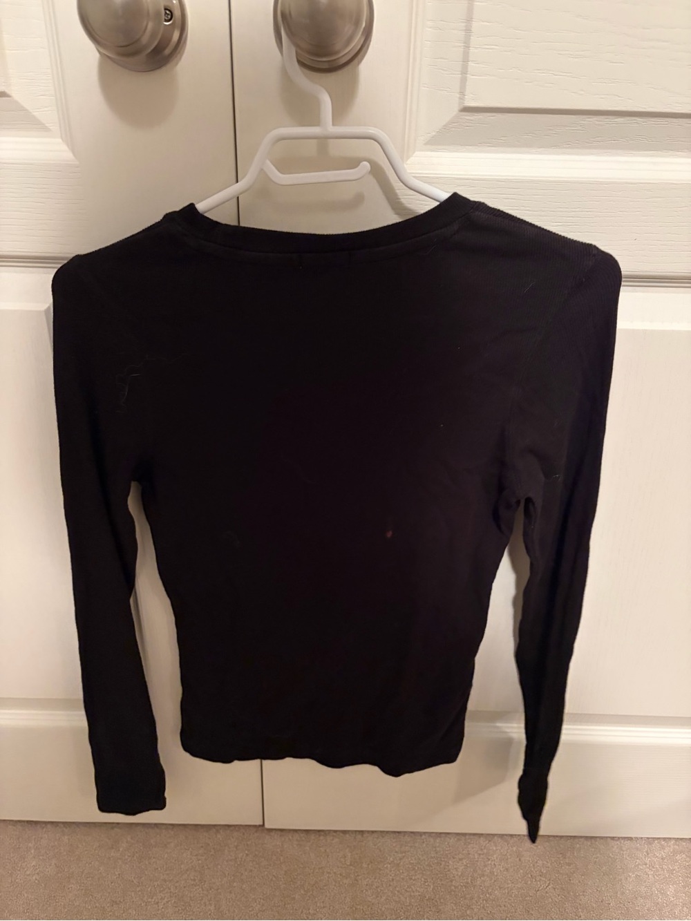 Black Long-Sleeve Ribbed Women's Top - Classic Everyday Layering Piece